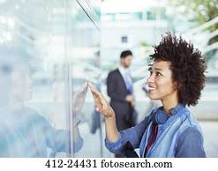 leitura mulher, transporte, programa, em, estação