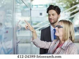 pessoas negócio, leitura, transporte, programa