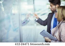 pessoas negócio, leitura, transporte, programa, em, estação