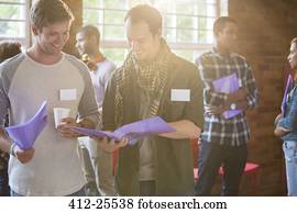 homens, leitura, paperwork, em, centro comunidade