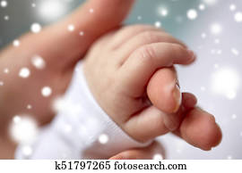 cima, de, mãe, e, bebê recém-nascido, mãos