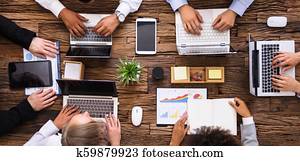 gesellschaft, von, businesspeople, arbeiten, laptop