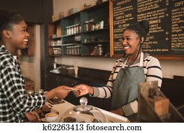 lächelnde frau, geben, sie, kreditkarte, to, a, café, barista