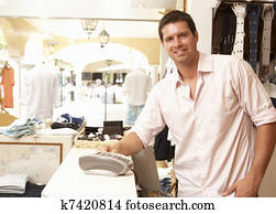 macho, assistente vendas, em, saída, de, loja roupa