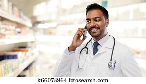 sorrindo, indianas, doutor masculino, chamando, ligado, smartphone