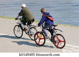 family on bicycles family on bicycles