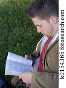 leitura menino, bíblia