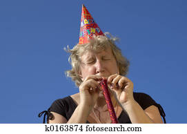 mujer, con, noisemaker, en, el, fiesta