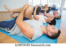 vista lateral, de, classe aptidão, esticar, pernas