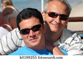 שמח, גברים, קשר