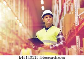 homem, com, área de transferência, em, segurança, colete, em, armazém