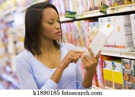 kvindelig, shopper, checking, mad, labelling