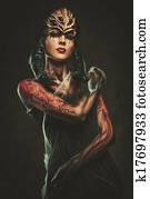 mulher jovem, com, aranha, arte corpo, e, máscara