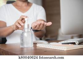 נקבה, להתרחץ, העבר, על ידי, sanitizer, ג'ל, ל, מניעה, coronavirus, מחלה, (covid-19), לפני, עבודה, מ, home.