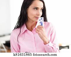 婦女, 站立, 辦公室, 以及, 放, 信用卡, 她, 嘴