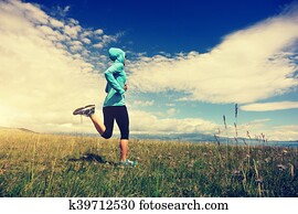 estilo vida saudável, jovem, condicão física, mulher, corredor, executando, ligado, bonito, rastro, em, gramado