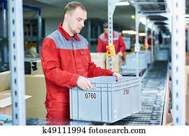 trabalhador, com, caixa, em, armazém, conveyer