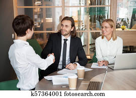 het glimlachen, zakenman en businesswoman het schudden handen, op, groep, mee