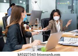 sociale, afstand, kontor, hos, branche hold, gå med, ansigt masker, idet, nye, normal, liv