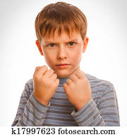 malo, peleón, chico niño, rubio, enojado, agresivo, peleas