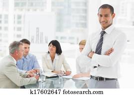 jung, geschäftsmann, anschauen kamera, während, personal, diskutieren, hinter, ihm, in, büro