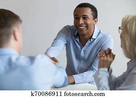 אמריקאי אפריקני, פונה, לזעזע יד, של, מעביד, ב, עבודה מראיינת