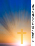 cruz, de, esperanza, y, fe, en, dios, y, en, el, plano de fondo, rayos, de, ocaso, y azul, sky.