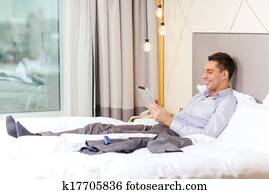 feliz, mujer de negocios, con, computadora personal tableta, en, habitación de hotel