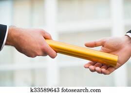 homem negócios, dar, baton relé, para, colega