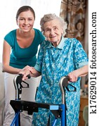 mujer mayor, con, casa caregiver