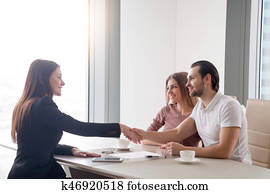 vrolijke, jong paar, vervaardiging, vastgoed, delen, handshake met agent