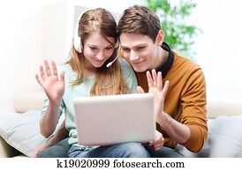 felice, giovane coppia, parlare, attraverso, il, computer, con, video, chiacchierata