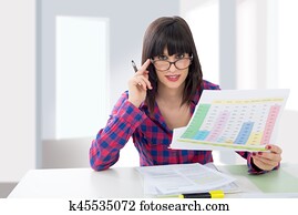 portrait, de, a, femme affaires, regarder, ventes, chiffre d'affaires, résultats