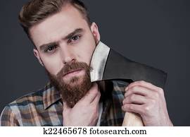 rasieren, mit, axe., sicher, jung, b?rtiger mann, tragen, a, gro?, axt, auf, schulter, und, anschauen kamera, w?hrend, stehen, gegen, grauer, hintergrund rasieren, mit, axe., sicher, jung, b?rtiger mann, tragen, a, gro?, axt, auf, schulter, und, anschauen kamera, w?hrend, stehen, gegen, grauer, hintergrund