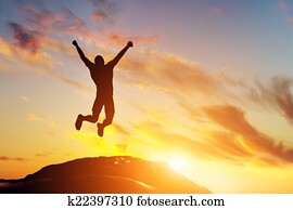 feliz, homem saltando, para, alegria, ligado, a, pico, de, a, montanha, em, sunset., sucesso