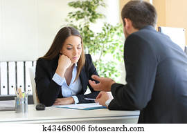 vendedor, tratar, a, convencer, a, un, aburrido, cliente