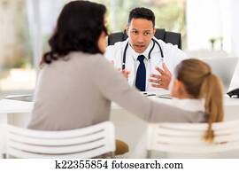 pediatra, consultar, pequeno, paciente, em, escritório