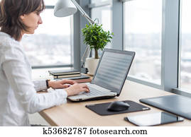 trabalhando, com, laptop, escritura mulher, um, blog., fêmea passa, ligado, a, keyboard.