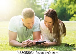 pareja, utilizar, teléfono móvil