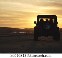 veículo, em, a, selva, em, pôr do sol