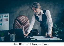 porträt, von, seine, er, nett, attraktive, poppig, schick, fokussiert, emsige, erfahren, fleißig, gray-haired, mann, spezialist, analysieren, dokumente, an, modernes, dachgeschoss, mauerstein, industriell, stil, innere, arbeitsplatz, station