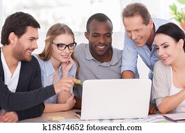 creatief, team, doorwerken, project., groep van zakenmensen, in, vrijetijdskleding, zitten samen, aan tafel, en, kijken naar, de, draagbare computer