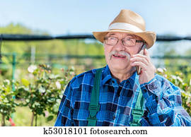 sênior, jardineiro, conversa telefone, com, um, client.