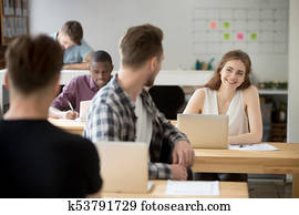 الرجل الشاب., تخمر, إلى داخل, co-working, الفضاء, نأ ثَداَحَتَي, مرأة الابتسام