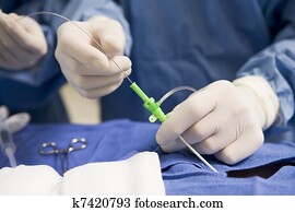 chirurgien, insérer, tube, dans, patient, pendant, chirurgie
