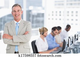 feliz, homem negócios, com, executivos, usando, computadores, em, escritório