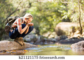jovem, hiker, bebendo, fluxo, água