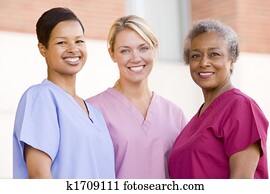 krankenschwestern, stehen, draußen, a, klinikum