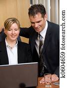 feliz, computador portatil, noticias