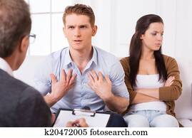 él, es, no, mi, fault!, descontentado, joven, hablar, psiquiatra, y, el gesticular, mientras, el suyo, esposa, sentado, cerca, él, y, mantener, armamentos cruzaron